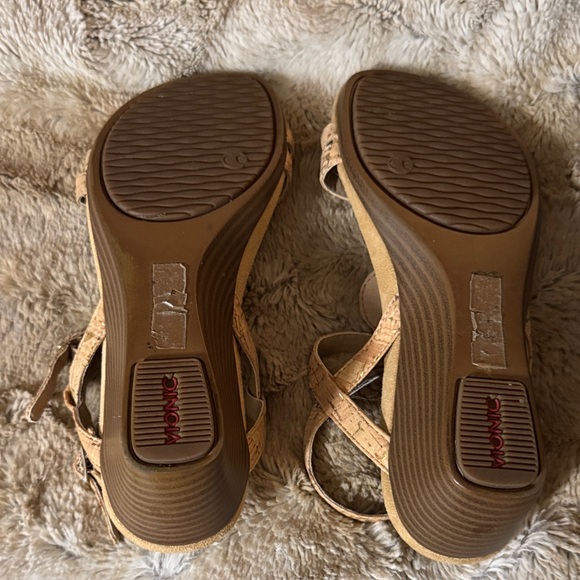 Vionic Women's Tan Strappy Sandals with Gold Accents - Picture 2 of 4